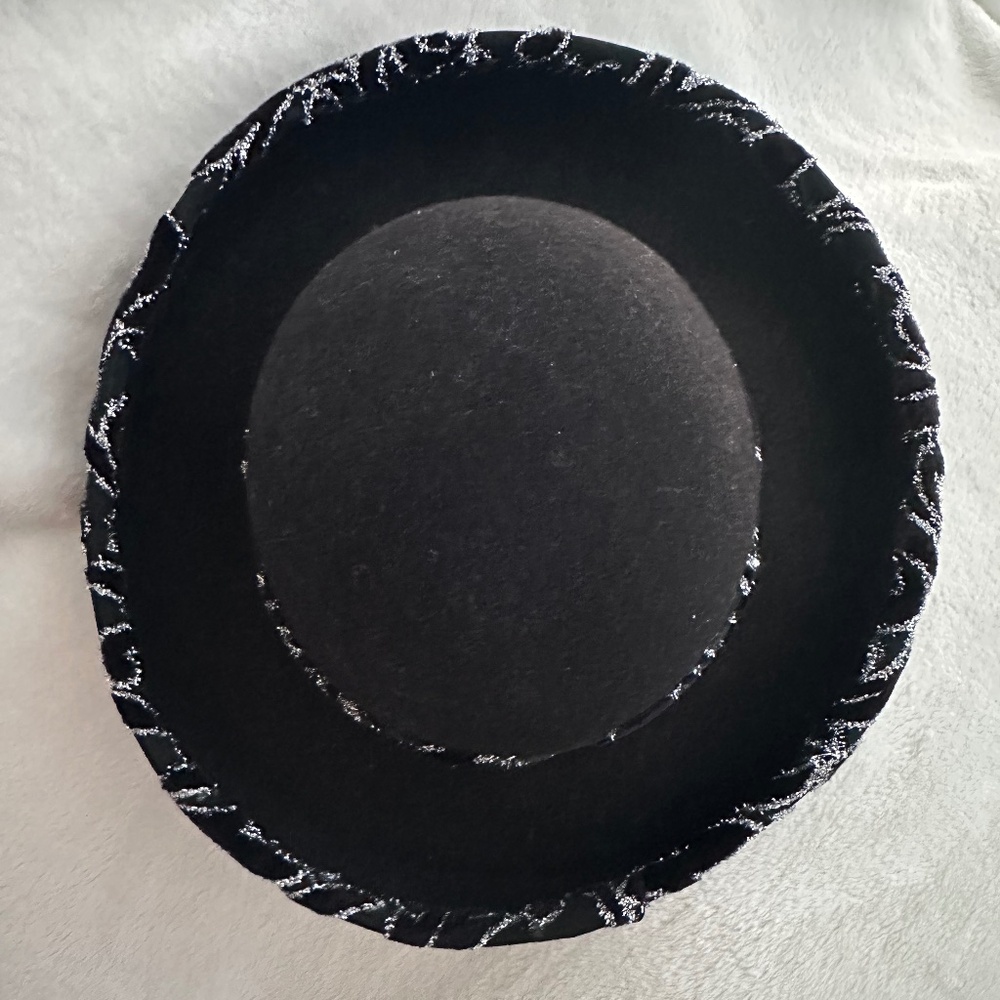 Essence hat